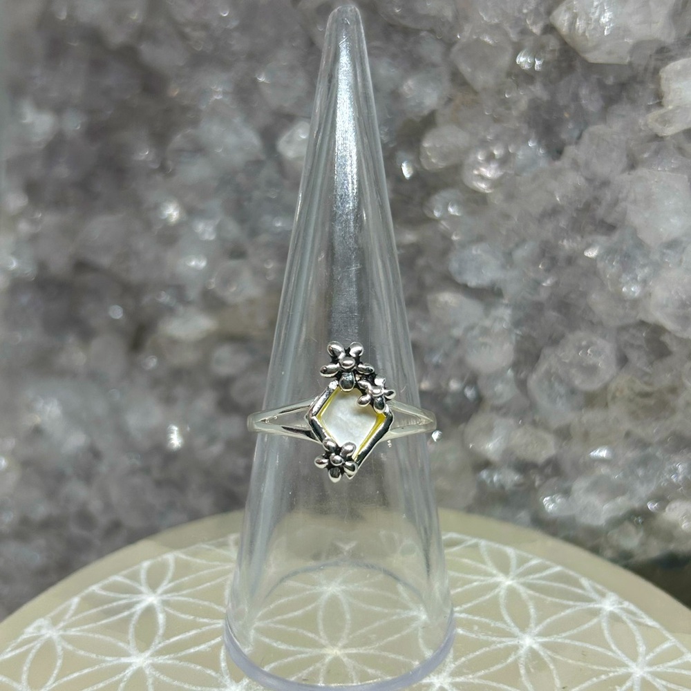 Elegant Mother of Pearl Floral Ring
